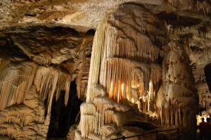 Stalagmiten und Stalaktiten