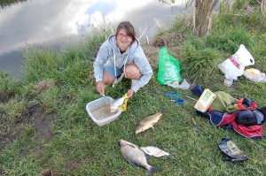 Lynn am entschuppen und ausnehmen unserer Beute