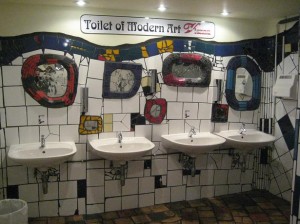 Toiletten im Hundertwasserhaus