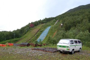 Unter der Skisprunganlage