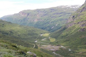 die Schotterstrasse ins Tal