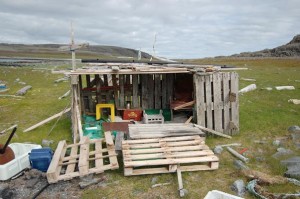 kleine Hütte aus Treibgut